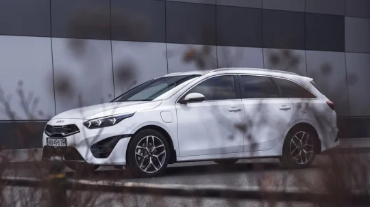 Kia Ceed Sportswagon PHEV – hybrydowe kombi segmentu C z ładowaniem konfigurowalnym, widok ¾ z przodu