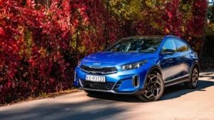 Kia XCeed – niebieski crossover coupé z podwyższonym zawieszeniem, widok ¾ z przodu
