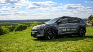 Kia EV3 – kompaktowy, elektryczny crossover SUV w wersji auta testowego, widok z przodu i boku
