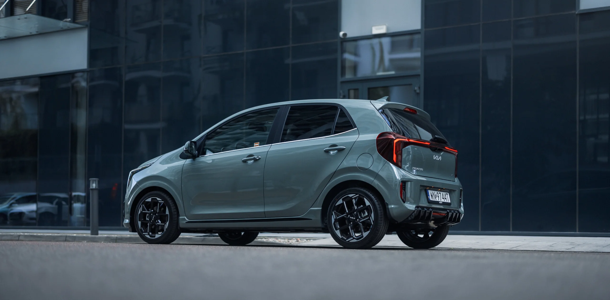 Kia Picanto – kompaktowy hatchback, widok od boku z ciemnym tłem